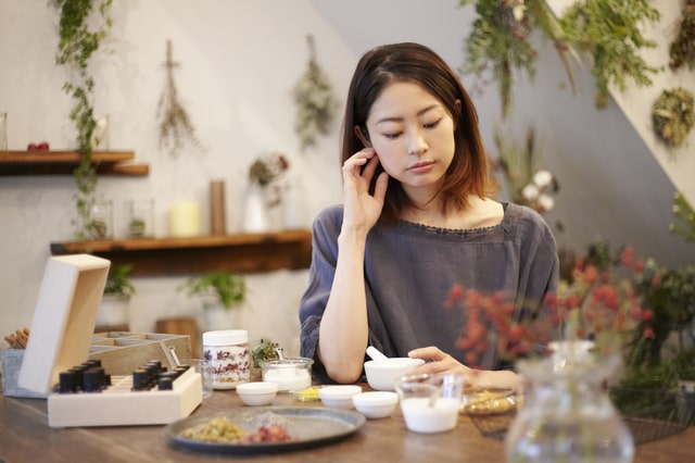 アロマの精香をしている女性